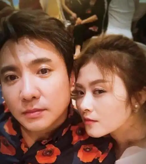 沈腾一家外出聚餐,儿子帅气可爱,妻子比沈腾魁梧