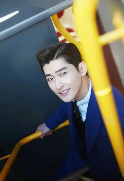 张翰更新微博纪念出道十周年带着新剧温暖的弦归来