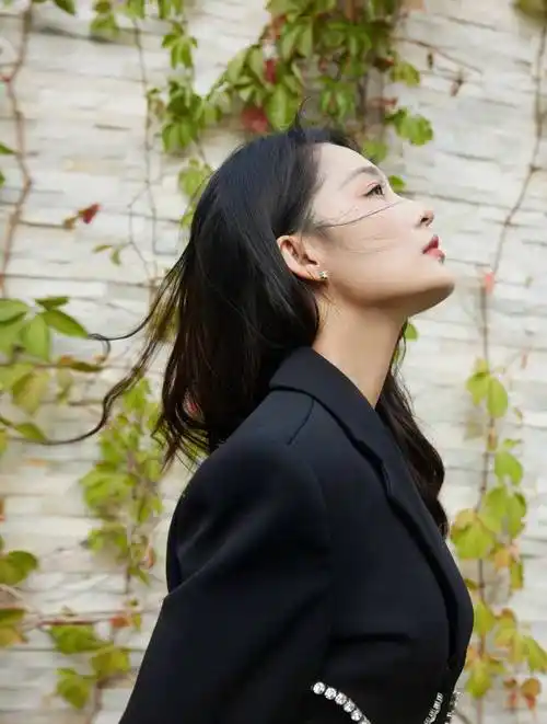 李沁很会玩噱头,她在西装裙上"挖洞",搭配绑带凉鞋秀出修长双腿_时尚