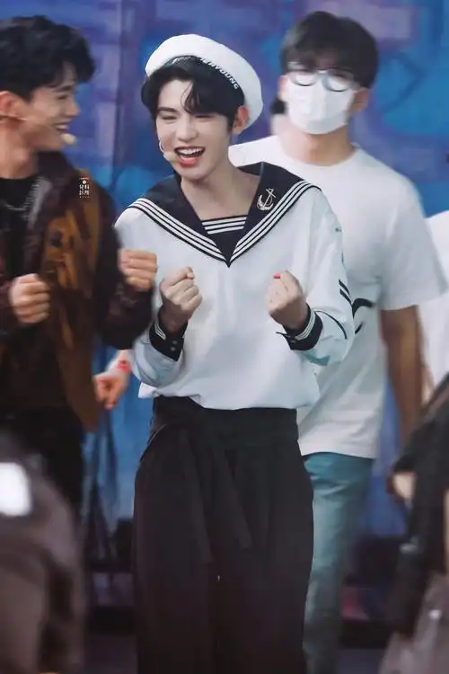 今日黄明昊快本水手服造型,也太可爱了吧!