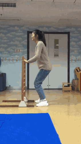 瘸拐型加强重心转移及患肢负重训练;打破共同运动模式;佩带足托.