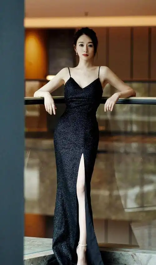 47岁的"纯欲女神"李小冉,转型另一方向!走上了另一条路!