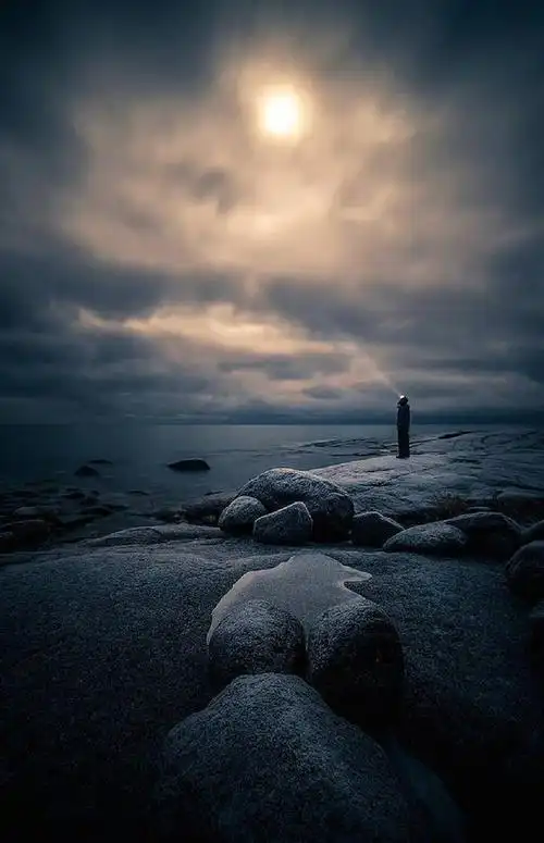 深夜一个人孤独的说说除了手机外没人会陪我