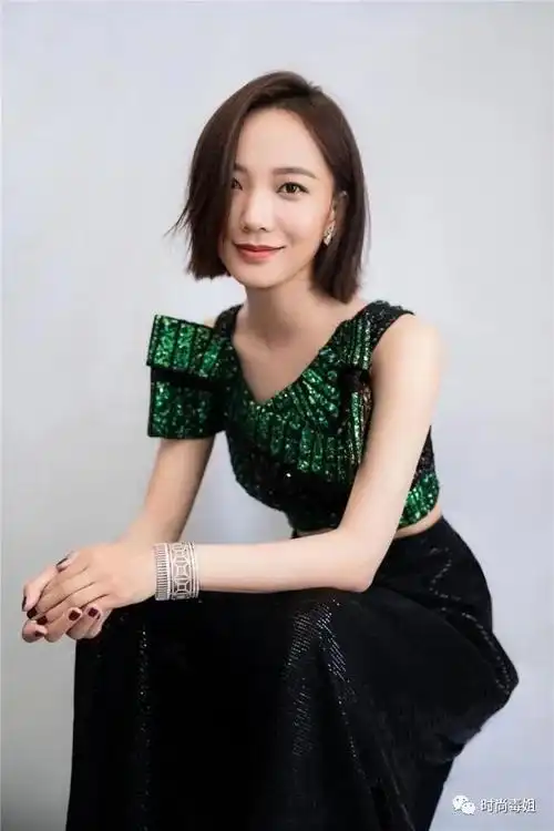 王珞丹露脐装配阔腿裤,秀完美身材比例,马甲线直接抢镜