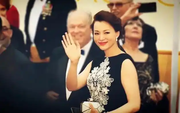 董卿美到国外去了一身黑色刺绣长裙配盘发东方美人惊艳全场