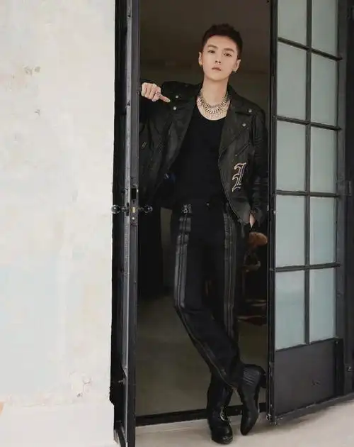 鹿晗一改花美男路线!皮衣 寸头亮相古驰大秀,还是缺少男人味!