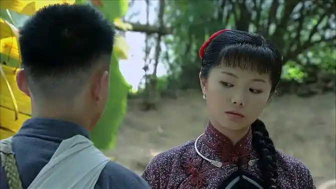 围屋里的桃花:春丫家桌子坏了,立马想到小木匠,给两人制造机会-影视综