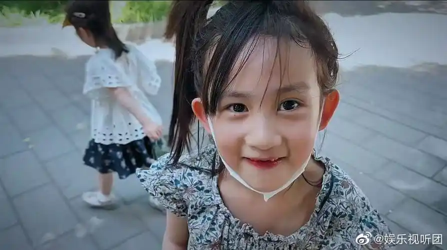 孙莉晒小儿子正脸照一家五口高颜值