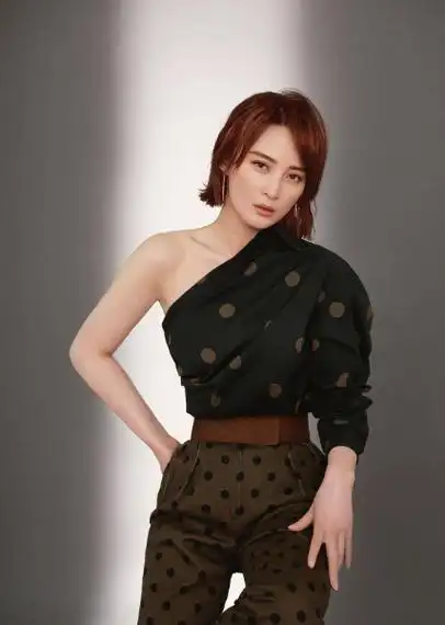 蒋勤勤到底算不算顶级古装美女?看看她和朱茵的合照你就有答案了