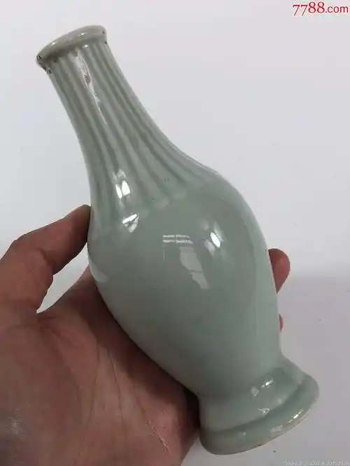 品名567宜兴青瓷落珠纹瓶