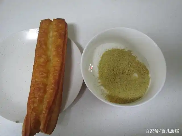油条是买来的,有点偏大,所以,分半根一个够了,面粉和小麦胚芽加入大一