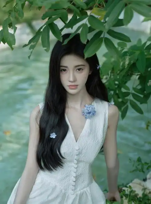 鞠婧祎现在的脸好陌生