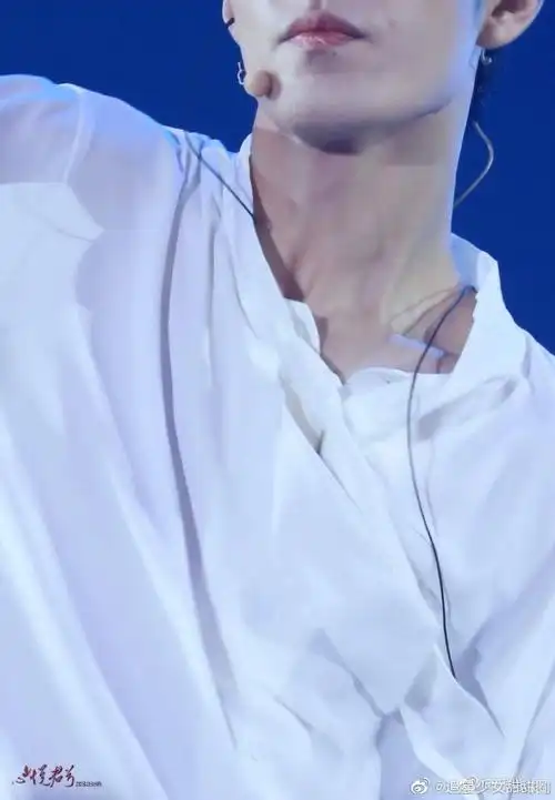 锁骨养鱼的爱豆#啊啊啊啊啊啊,肖战的锁骨和喉结没有人可以顶得 !!