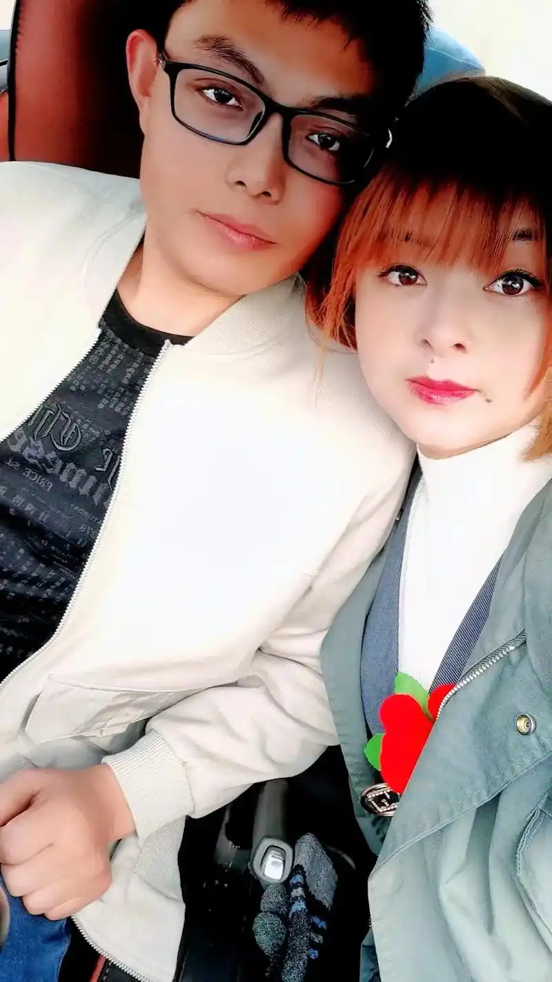 发现两人好久没有合照了,全是孩子照片,我们的婚姻有争吵有浪漫 - 抖