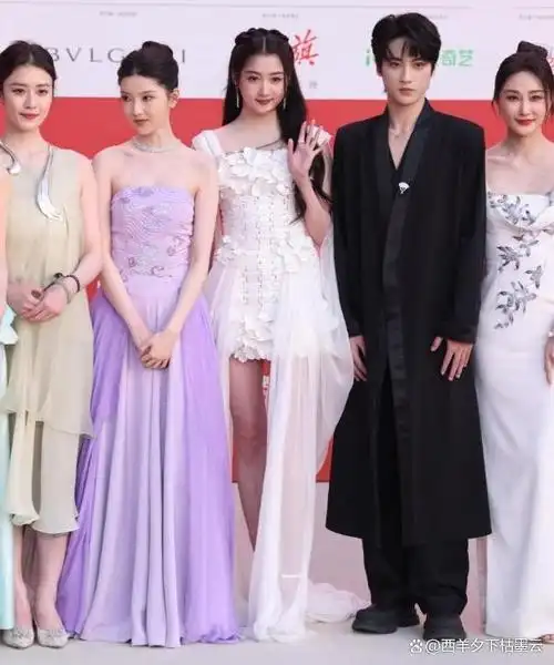 北京这一晚,林志玲惊艳亮相,关晓彤丢c位臭脸,娜然搔首弄姿