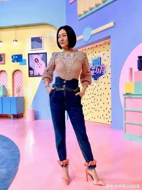 小s身高158cm,站在模特中间气势完全不输,身材比例很a