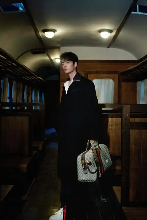 肖战米兰时装周#身穿gucci黑色大衣的全球代言人@x玖少年团肖战ayy