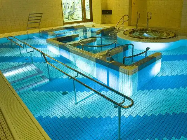 使用水中照明系统点亮游泳池 -1