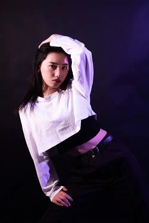 爵士街舞青年女生跳舞技巧动作