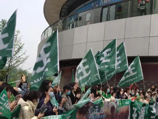 王源录制谁是宝藏歌手#饭拍粉丝大旗横幅应援,王源下车和粉丝挥手打