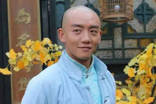 郑恺光头造型曝光 光头自拍照被赞依然帅气迷人(4)