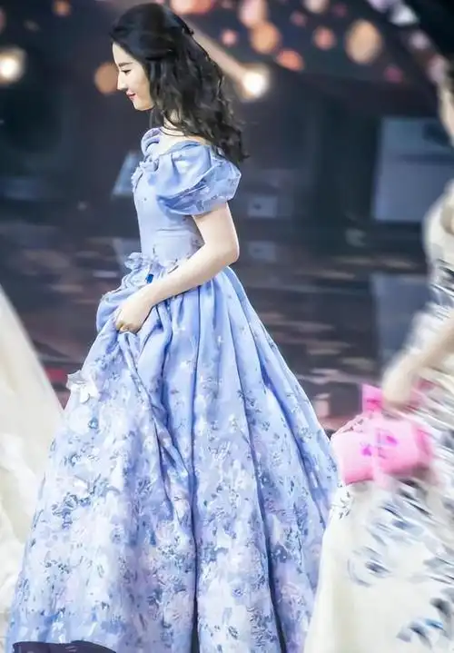 刘亦菲婚纱造型曝光(一袭蓝色抹胸长纱裙美丽的神似天仙多好看呀)