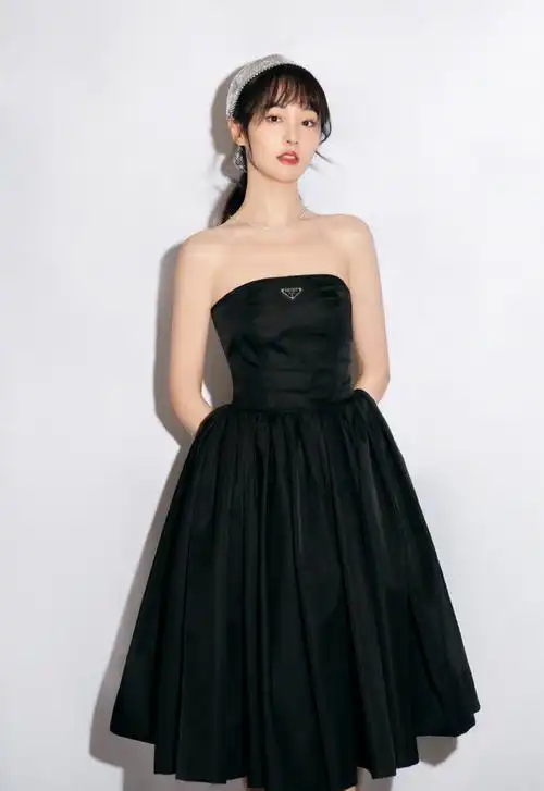 郑爽出席活动,黑色抹胸长裙配碎钻发带效果港风十足