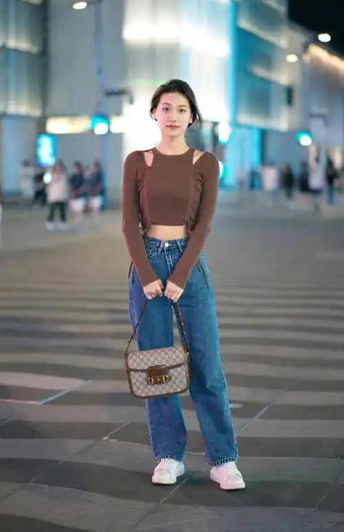 女人要想赶时髦,高腰阔腿裤才是宝,黄金身材比例少不了