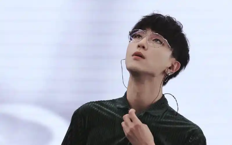 景向谁依《目不转睛》超aaaa版!