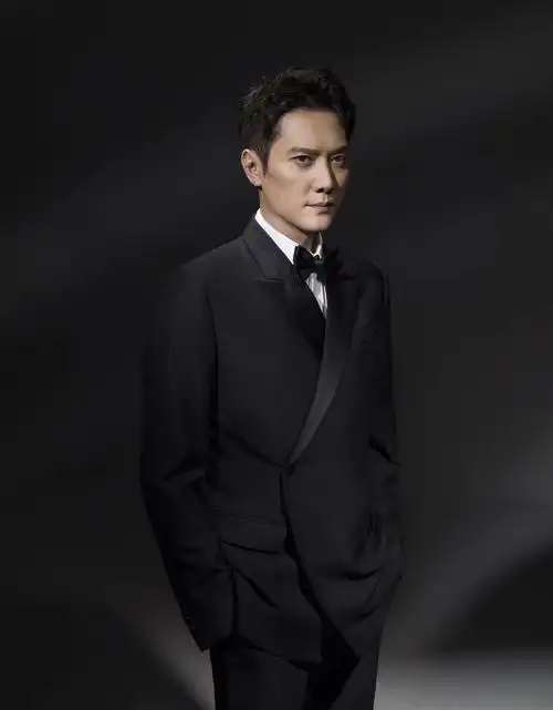 对比现在,可见冯绍峰的变化有多大,演员真的是体重控制大师啊!