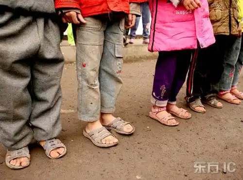 四川华蓥留守娃光脚上学