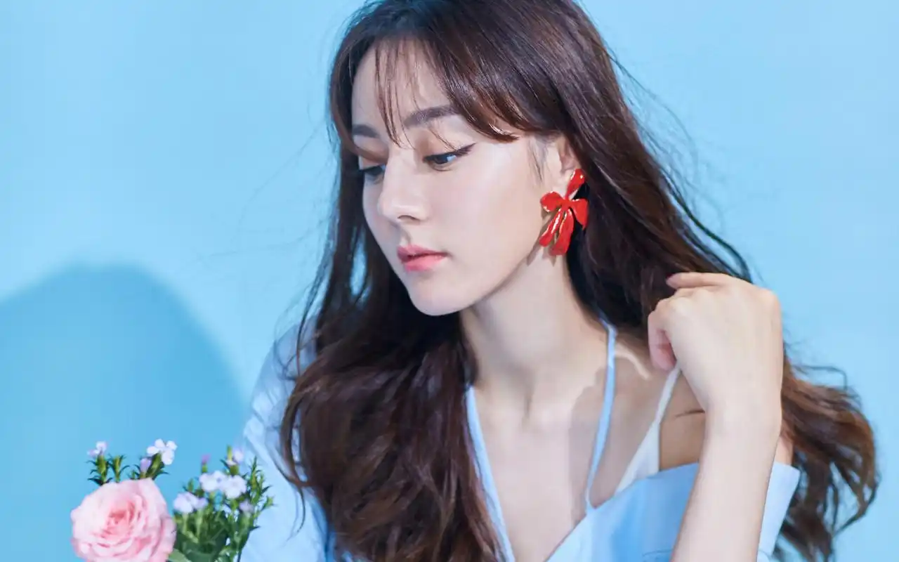 迪丽热巴清新灵动写真桌面壁纸