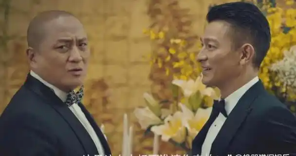 里面的汤镇业啊,看起来身材挺圆润的,跟其他那几位保养得挺好的三虎比