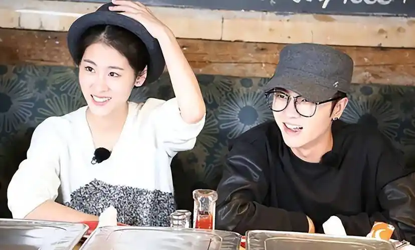 原创原创华晨宇女友放飞自我穿着暴露胸口伤痕明显染黄发太个性