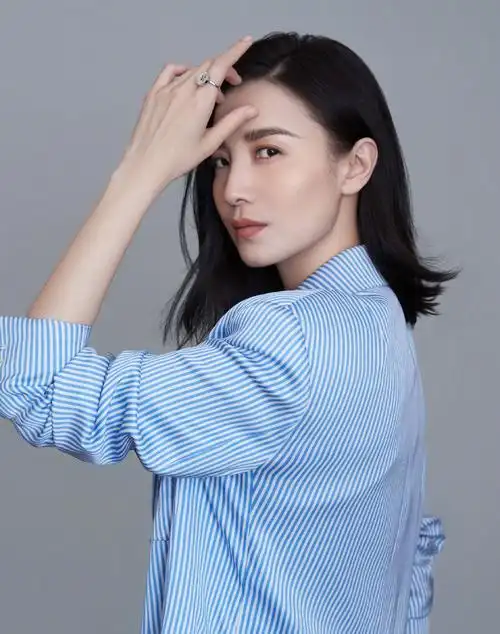 宋佳条纹西装甜酷写真图片