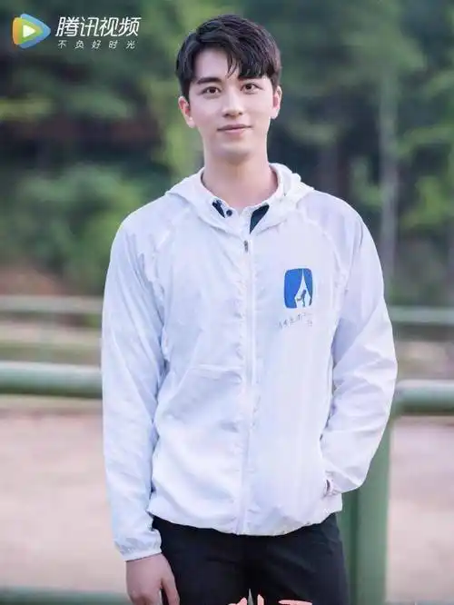 许魏洲有了新作品,可他的发展比黄景瑜要差很多_团队_双男_实力