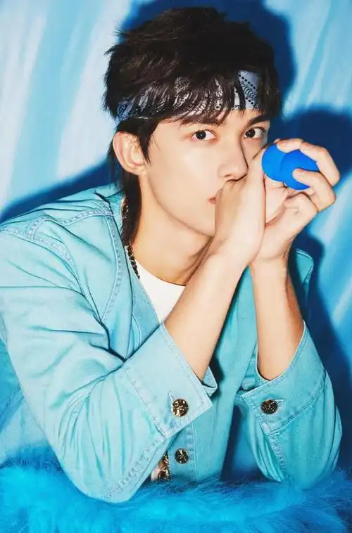 吴磊盛夏未来宣传照太少年牛仔衬衫还能穿出新鲜感真养眼