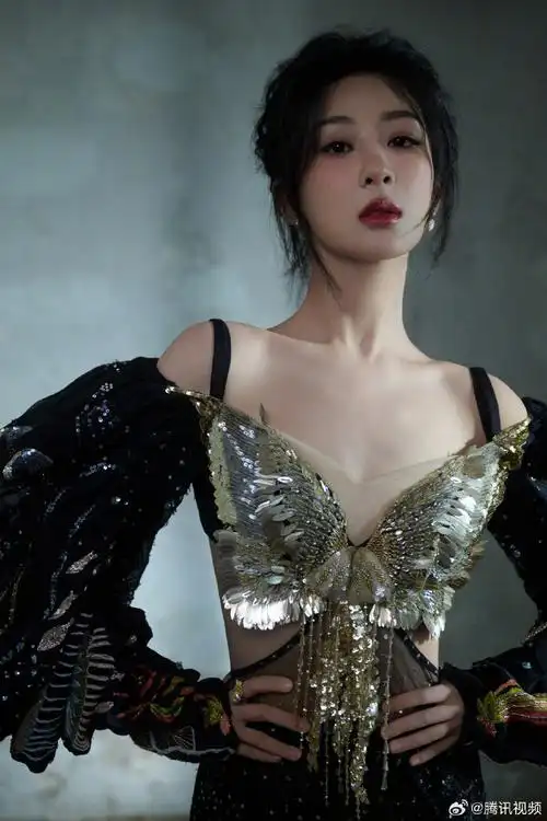 杨紫鎏金蝴蝶抹胸裙##腾讯视频星光大赏