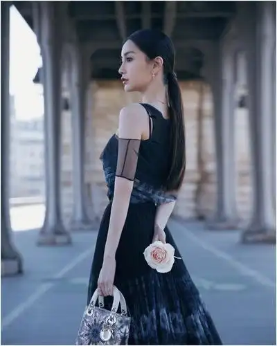 angelababy最新写真,摩登知性,优雅大方,女人味十足