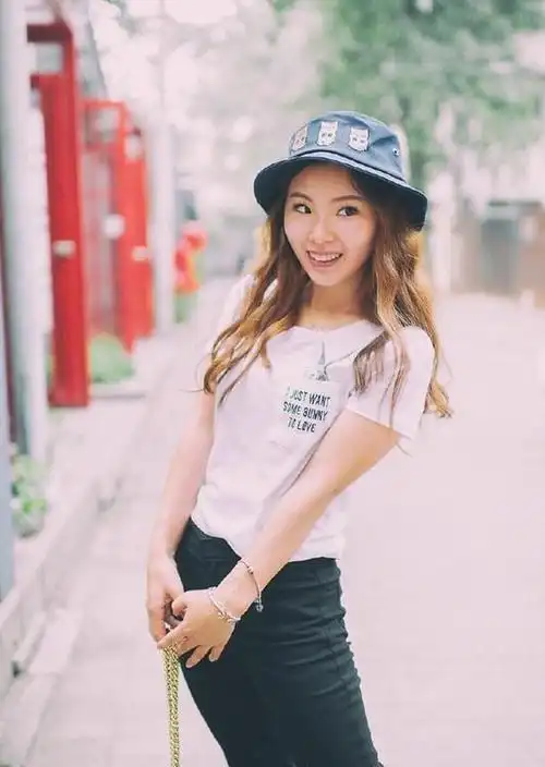 27岁高低杠女神何可欣,退役后二次发育变美,如今穿着打扮像20岁