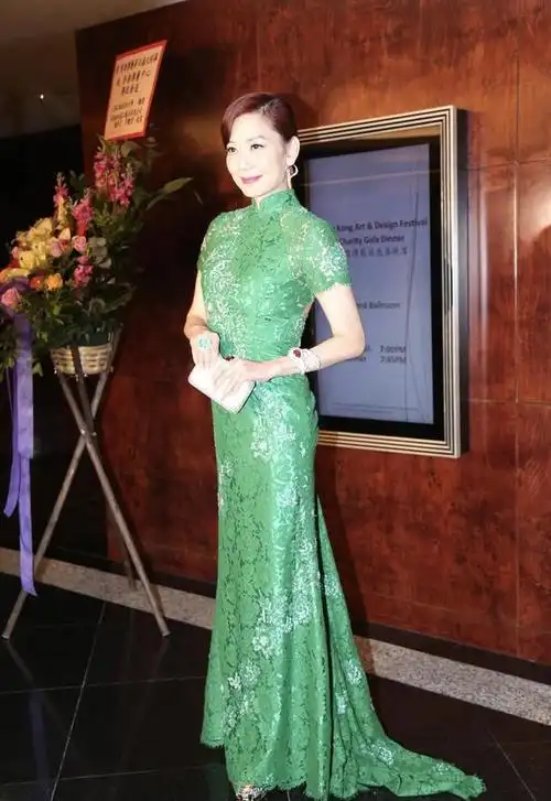 邝美云成功逃出发福年纪穿红色连衣裙身材饱满迷人端庄优雅