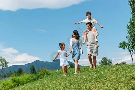 山 林一家四口在郊外散步背景