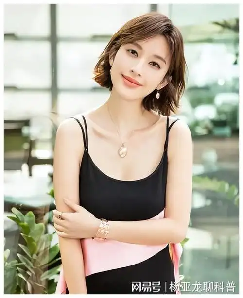 39岁张俪,面容姣好,这身材着实顶不住!