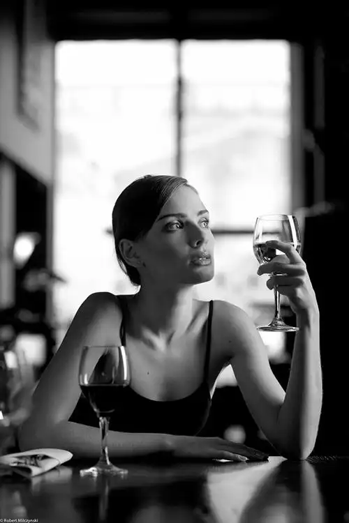 端起酒杯的女人,那么气质,那