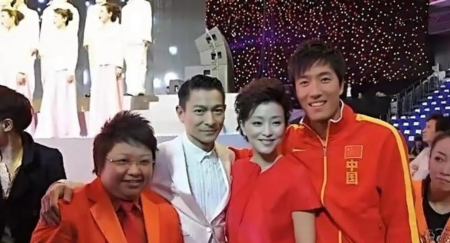 刘德华,韩红,杨澜,刘翔四人同框,这阵容够强吧? 同样也很难得吧?