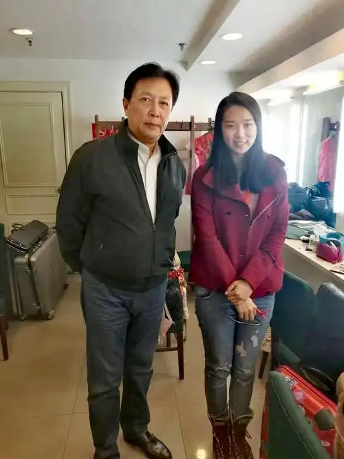 女儿与演员唐国强合影.