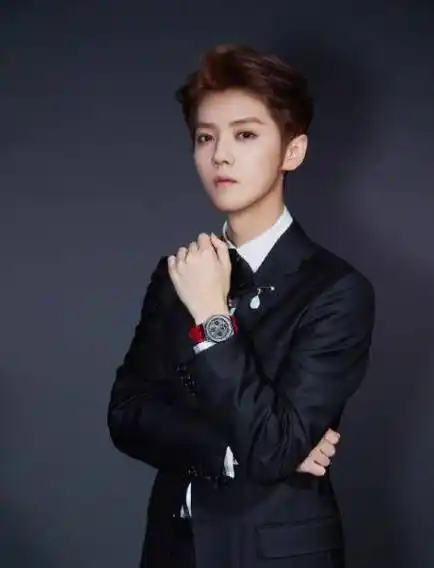 刘海梳起来之后鹿晗的脸也是会稍微变得比较俊朗一点,五官看起来也是