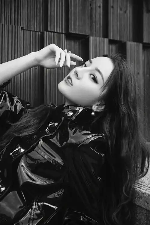 迪丽热巴酷美皮衣活动图片