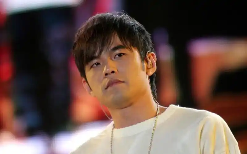 周杰伦白色毛衣