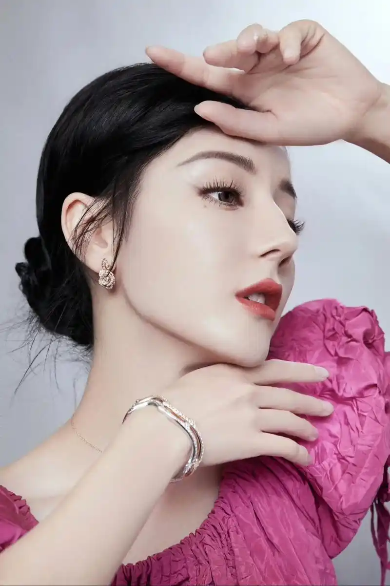 迪丽热巴 #迪奥品牌大使迪丽热巴 一袭玫红色连衣裙,裙角翻 - 抖音